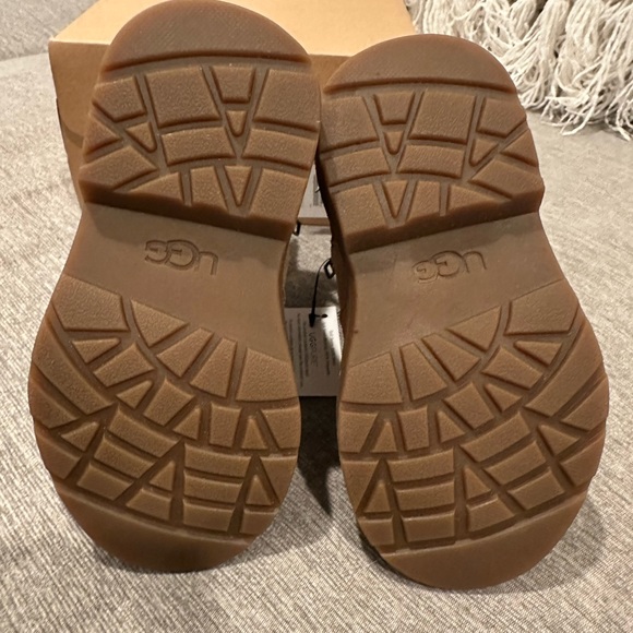 UGG T Lynde - 7 Toddler - Picture 4 of 4